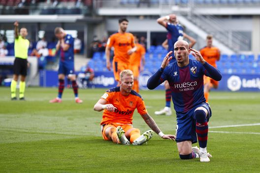 Clamoroso in Huesca-Deportivo: l’arbitro si dimentica i cartellini per i primi venti minuti di gioco- immagine 2