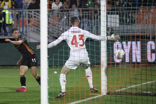 VENICE, ITALY - MAY 12: Gaetano Oristanio of Venezia scores his team's second goal during the Serie A match between Venezia and Fiorentina at Stadio Pier Luigi Penzo on May 12, 2025 in Venice, Italy. (Photo by Maurizio Lagana/Getty Images) Gazzetta su Pradè e Palladino: “Prestazione pessima che apre crepa bella grande”- immagine 2