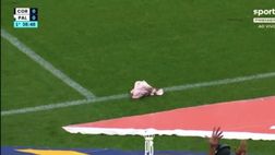 Follia in Brasile, testa di maiale in campo: i giocatori la calciano via!