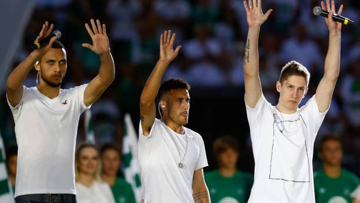 CHAPECO, BRAZIL - APRIL 04: Survivors of the November 28, 2016 plane crash in Colombia that killed most of the Chapecoense football team, (L-R) Helio Hermito Zampier Neto, Alan Ruschel and Jakson Follmann seen before the Recopa Sul-Americana 2017 final first leg match between Chapecoense and Atletico Nacional at Arena Conda on April 04, 2017 in Chapeco, Brazil. (Photo by Buda Mendes/Getty Images) La Chapecoense presenta una maglia per onorare l’Atletico Nacional - immagine 1