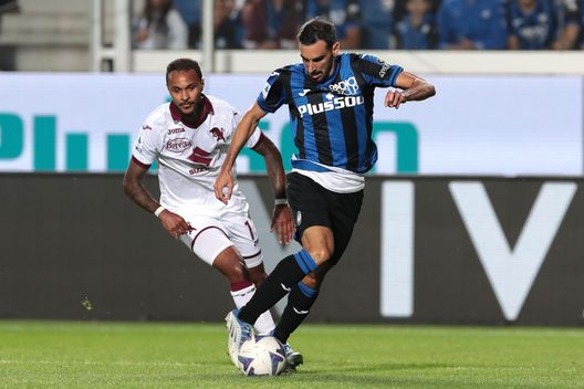 BERGAMO, ITALY - SEPTEMBER 01: Davide Zappacosta of Atalanta BC gets away from Valentino Lazaro of Torino FC during the Serie A match between Atalanta BC and Torino FC at Gewiss Stadium on September 01, 2022 in Bergamo, Italy. (Photo by Emilio Andreoli/Getty Images) Adopo: al Toro poco spazio, all’Atalanta ancora meno. Miranchuk manca ai granata- immagine 3