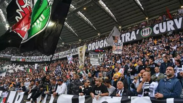 FOTO Juve-Stoccarda, provocazione allo Stadium: i tifosi ospiti accendono la polemica - immagine 1