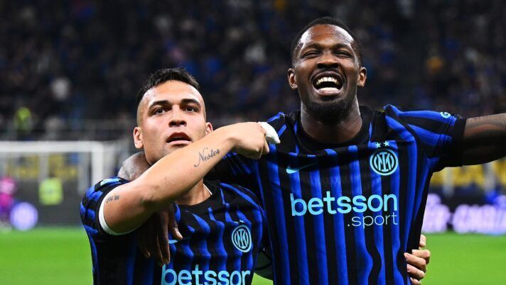 MILAN, ITALY - APRIL 05: Lautaro Martinez of FC Internazionale celebrates with Marcus Thuram after scoring their team's third goal during the Serie A match between FC Internazionale and AS Roma at Giuseppe Meazza Stadium on April 05, 2026 in Milan, Italy. (Photo by Mattia Ozbot - Inter/Inter via Getty Images) I voti di Inter-Roma al fanta: Thuram come Lautaro e Calha! Malen quanto Pellegrini, per Svilar e Mkhitaryan… - immagine 1