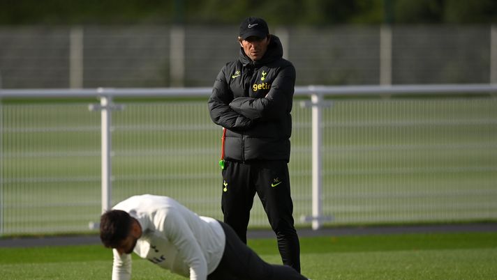 ENFIELD, ENGLAND - OCTOBER 25: Antonio Conte, Manager of Tottenham Hotspur looks on during a Tottenham Hotspur Training and Press Conference at Tottenham Hotspur Training Centre on October 25, 2022 in Enfield, England. (Photo by Justin Setterfield/Getty Images) Allenamenti massacranti e lavoro quotidiano da esercito: il metodo Antonio Conte - immagine 1