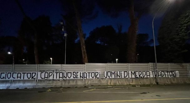 Esonero Juric, striscioni contro squadra e società: “Traditori, via da Roma”- immagine 4