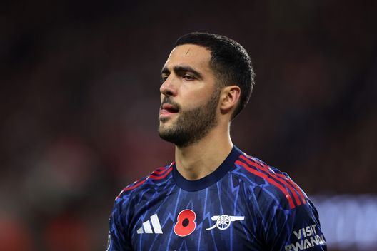 Sunderland, Inghilterra - 8 novembre 2025: Mikel Merino dell'Arsenal durante la partita contro il Sunderland. (Foto di George Wood/Getty Images) Arsenal, preoccupazione per l’infortunio di Merino: “Rara frattura da stress al piede”- immagine 2