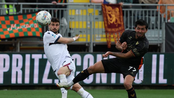 VENICE, ITALY - MARCH 29: Riccardo Orsolini of Bologna scores opening goal during the Serie A match between Venezia and Bologna at Stadio Pier Luigi Penzo on March 29, 2025 in Venice, Italy. (Photo by Timothy Rogers/Getty Images) Serie A, Como-Empoli 1-1 e Venezia-Bologna 0-1: i rossoblu blindano il quarto posto - immagine 1