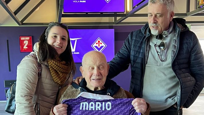 100 anni di viola! Al supertifoso Mario la maglia celebrativa al Viola Park - immagine 1
