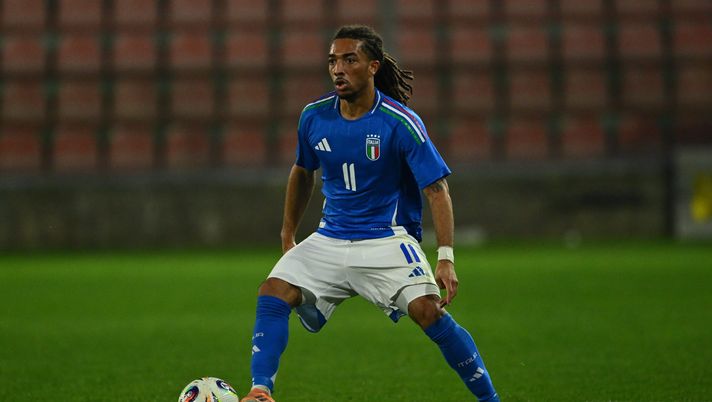 CREMONA, ITALY - OCTOBER 14: Luca Koleosho of Italy in action during the UEFA Euro U21 Qualification match between Italy and Armenia at Stadio Giovanni Zini on October 14, 2025 in Cremona, Italy. (Photo by Marco M. Mantovani/Getty Images) La cifra offerta dalla Fiorentina per Koleosho e le ultime su Volpato, Cancellieri e Bakayoko - immagine 1