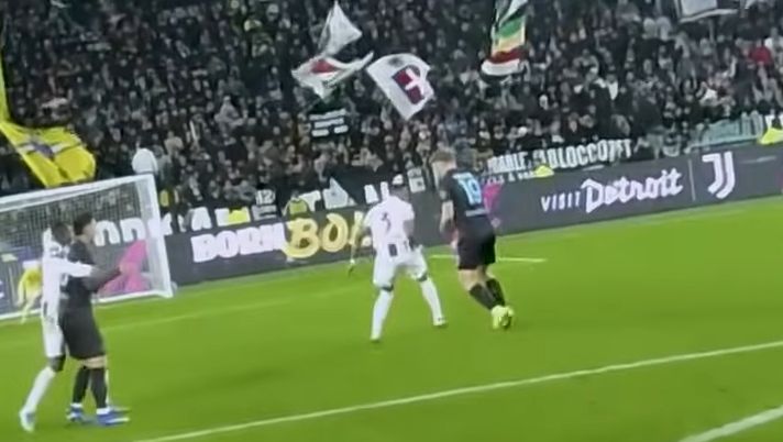 Il Napoli invoca un rigore per un “mani” di Bremer: la risposta di Mariani VIDEO Il Napoli invoca un rigore per un “mani” di Bremer: la risposta di Mariani VIDEO - immagine 1