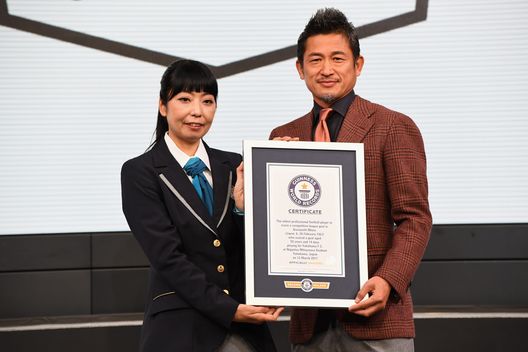 Kazuyoshi Miura riceve il Guinness World Record per il giocatore più anziano ad aver segnato in una competizione ufficiale (Photo by Etsuo Hara/Getty Images) Miura
