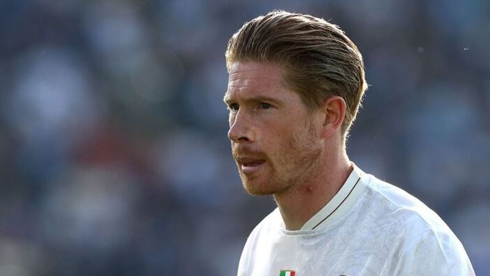 COMO, ITALY - MAY 02: Kevin De Bruyne of SSC Napoli looks on during the Serie A match between Como 1907 and SSC Napoli at Giuseppe Sinigaglia Stadium on May 02, 2026 in Como, Italy. (Photo by Marco Luzzani/Getty Images) Romano – Caso De Bruyne nel Napoli: ci sarà un confronto, ecco la situazione per il futuro - immagine 1