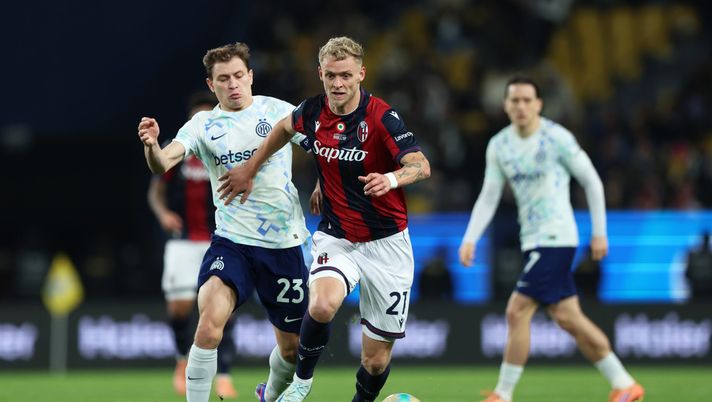 RIYADH, SAUDI ARABIA - DECEMBER 19: Jens Odgaard of Bologna FC 1909 battles for possession with Nicolo Barella of Internazionale during the Supercoppa Italiana semifinal match between Bologna FC 1909 and FC Internazionale at King Saud University Stadium on December 19, 2025 in Riyadh, Saudi Arabia. (Photo by Yasser Bakhsh/Getty Images) Bologna-Inter, le pagelle del Cor Sport- immagine 1