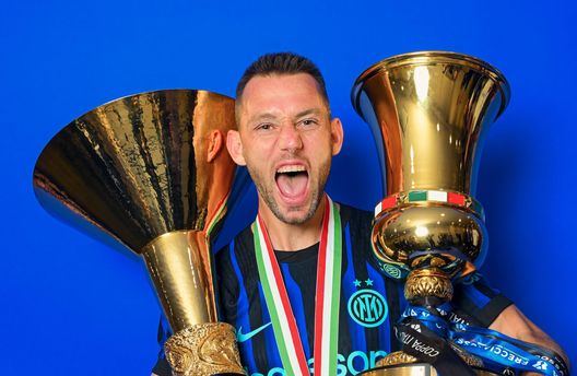 MILAN, ITALY - MAY 17: Stefan De Vrij of FC Internazionale poses for a portrait with the scudetto Serie A trophy and Coppa Italia after winning the Serie A match between FC Internazionale and Hellas Verona FC at Giuseppe Meazza Stadium on May 17, 2026 in Milan, Italy. (Photo by Mattia Pistoia - Inter/Inter via Getty Images) Inter-De Vrij, addio dopo 8 anni: “No al rinnovo: nella scelta ha prevalso…”- immagine 3