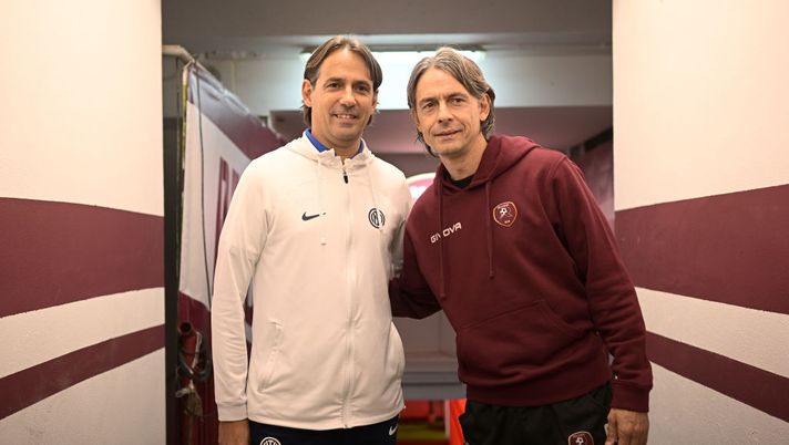 REGGIO CALABRIA, ITALY - DECEMBER 22: Head coach of FC Internazionale Simone Inzaghi embrace head coach of Reggina Filippo Inzaghi before the friendly match between Reggina and FC Internazionale at Stadio Oreste Granillo on December 22, 2022 in Reggio Calabria, Italy. (Photo by Mattia Ozbot - Inter/Inter via Getty Images) Pippo Inzaghi sorprende: “Se l’Inter di questi tempi vince un derby, soffro di meno” - immagine 1