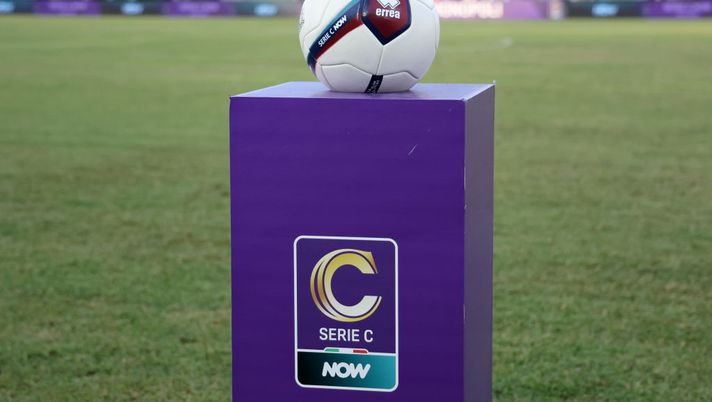 MONOPOLI, ITALY - SEPTEMBER 14: A detailed view of the Serie C match ball prior the Serie C match beetween Monopoli and Juventus Next Gen at Stadio Comunale Vito Simone Veneziani on September 14, 2024 in Monopoli, Italy. (Photo by Juventus FC/Juventus FC via Getty Images) Siracusa-Monopoli, dove vedere la partita in diretta tv e streaming LIVE - immagine 1