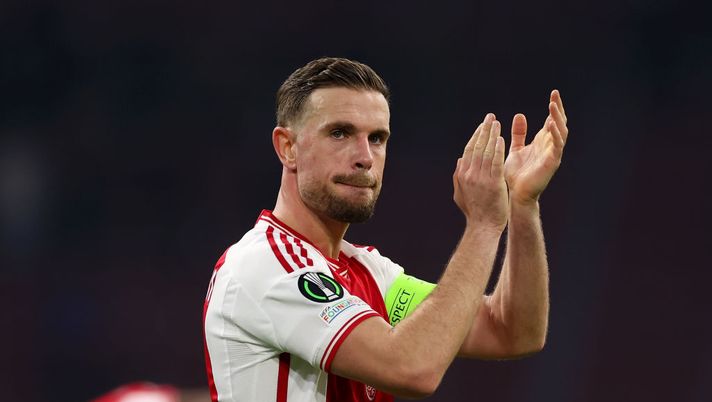 AMSTERDAM, NETHERLANDS - MARCH 07: Jordan Henderson of Ajax applauds the fans at full-time following the team's draw in the UEFA Europa Conference League 2023/24 round of 16 first leg match between AFC Ajax and Aston Villa at Johan Cruijff Arena on March 07, 2024 in Amsterdam, Netherlands. (Photo by Lars Baron/Getty Images) Ajax, Jordan Henderson rescinde il contratto: il comunicato del club - immagine 1