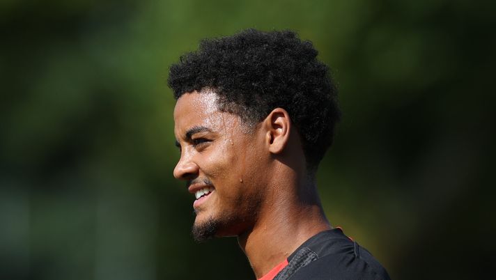 CAIRATE, ITALY - AUGUST 15: Koni De Winter of AC Milan in action during AC Milan Training Session at Milanello on August 15, 2025 in Cairate, Italy. (Photo by Claudio Villa/AC Milan via Getty Images)  milan-pisa-campionato-serie-a-de-winter