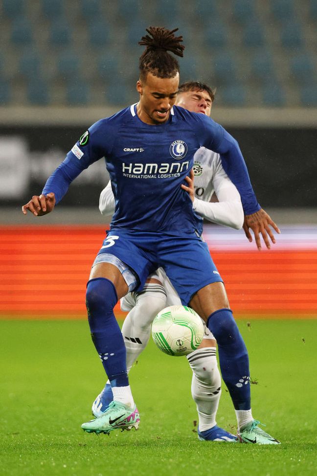 GENT, BELGIUM - FEBRUARY 21: Archie Brown of KAA Gent controls the ball whilst under pressure from Ilay Faingold of Maccabi Haifa FC during the UEFA Europa Conference League 2023/24 round of 16 second leg match between KAA Gent and Maccabi Haifa FC at Ghelamco Arena on February 21, 2024 in Gent, Belgium. (Photo by Dean Mouhtaropoulos/Getty Images) Milan, il dopo Theo si chiama Archie Brown: 9 milioni al Gent a breve a Milano per le visite mediche- immagine 3