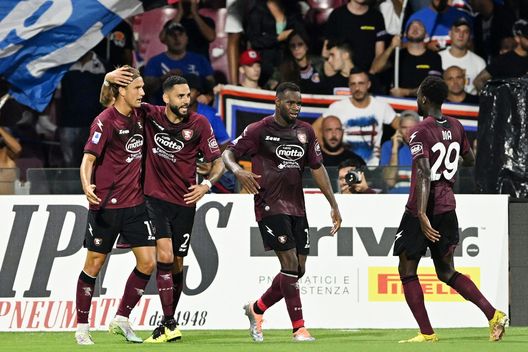 SALERNO, ITALY - AUGUST 28: Erik Botheim of Salernitana celebrates after scoring the 4-0 goal during the Serie A match between Salernitana and UC Sampdoria at Stadio Arechi on August 28, 2022 in Salerno, Italy. (Photo by Francesco Pecoraro/Getty Images) Salenitana