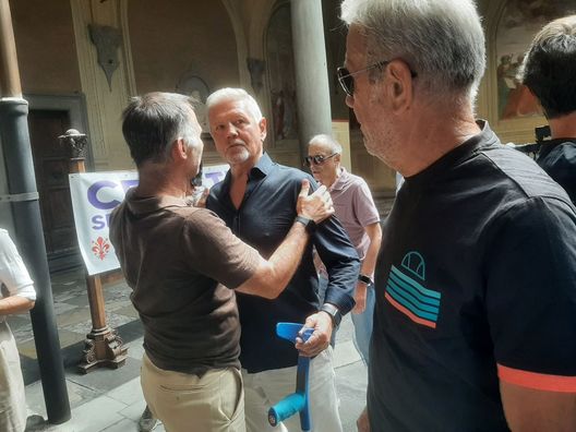 Moreno Roggi FOTO e VIDEO – L’ultimo saluto a Celeste Pin: il feretro esce tra gli applausi- immagine 7