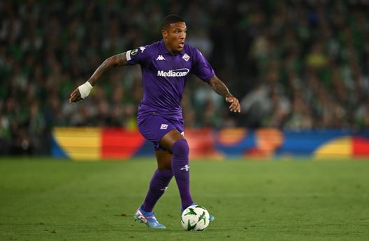 SEVILLE, SPAIN - MAY 01: Michael Folorunsho of ACF Fiorentina controls the ball during the UEFA Conference League 2024/25 Semi Final First Leg match between Real Betis Balompie and ACF Fiorentina at Estadio Benito Villamarin on May 01, 2025 in Seville, Spain. (Photo by Denis Doyle/Getty Images) Amoruso: “Perché non ha giocato Folorunsho? Ecco cosa mi aspettavo oggi”- immagine 2