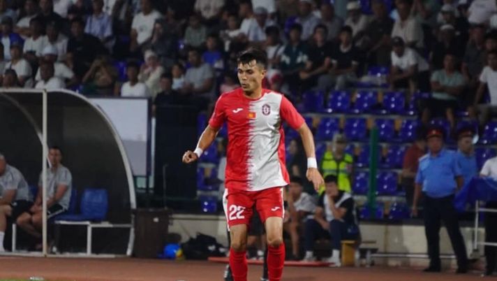 Maradona Safarov con la maglia dell'Oshmu Maradona Safarov