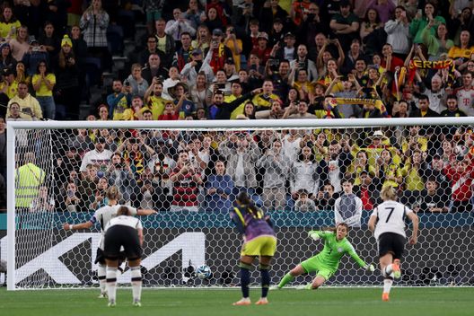 Il rigore del momentaneo pareggio di Alexandra Popp (Photo by Cameron Spencer/Getty Images) Linda Caicedo e le colombiane inguaiano la Germania: si decide tutto alla terza giornata…- immagine 2