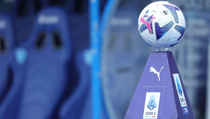 EMPOLI, ITALY - AUGUST 21: The ball of the match at the Serie A match between Empoli FC and ACF Fiorentina at Stadio Carlo Castellani on August 21, 2022 in Empoli, . (Photo by Gabriele Maltinti/Getty Images) Serie A, giornata 14: tre giorni di turno infrasettimanale. Dove vedere le partite - immagine 1