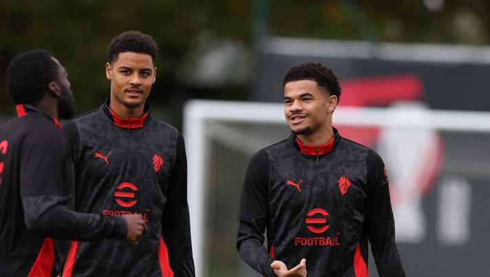 CAIRATE, ITALY - OCTOBER 21: Koni De Winter and Zachary Athekame of AC Milan in action during AC Milan training session at Milanello on October 21, 2025 in Cairate, Italy. (Photo by Claudio Villa/AC Milan via Getty Images) Milan, Athekame e De Winter incontreranno i tifosi al Flagship Store: ecco quando - immagine 1