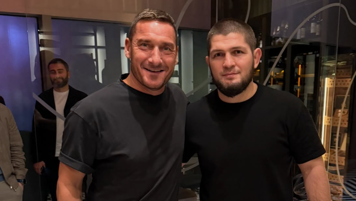 Totti, virale la foto con Khabib Nurmagomedov: in regalo una maglia della Roma - immagine 1