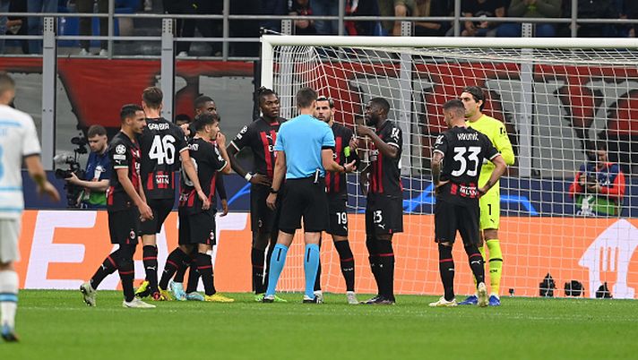 MILAN, ITALY - OCTOBER 11: Fikayo Tomori of AC Milan reacts after being shown a red card by referee Daniel Siebert during the UEFA Champions League group E match between AC Milan and Chelsea FC at Giuseppe Meazza Stadium on October 11, 2022 in Milan, Italy. (Photo by Claudio Villa/AC Milan via Getty Images) Milan-Chelsea, a quel rigore non credeva neanche il tecnico dei Blues...