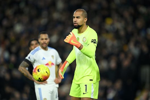 Robert Sanchez dà istruzioni alla squadra durante la partita di Premier League contro il Leeds a Elland Road il 3 dicembre 2025. (Foto di Shaun Botterill/Getty Images)