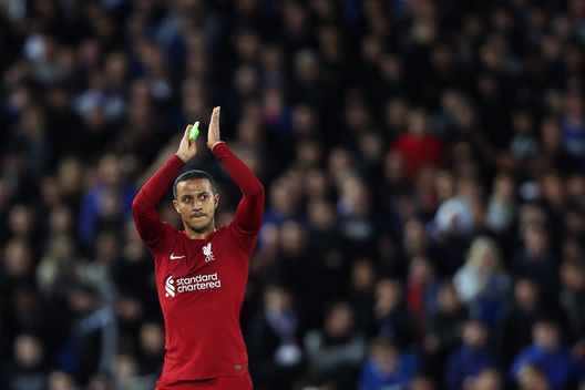 Thiago Alcantara applaude i suoi tifosi durante la sfida contro il Rangers Fc. (Foto di Clive Brunskill/Getty Images) Thiago Alcantare saluta