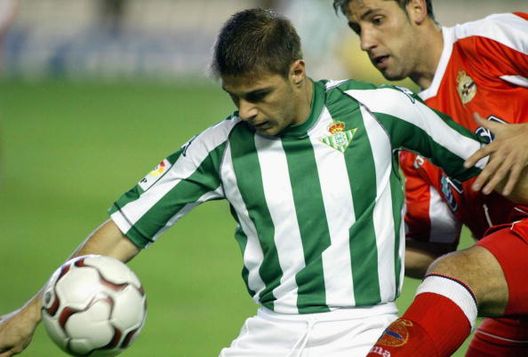 Joaquin del Real Betis e Juan Capdevila del deportivo in azione nel gioco la Liga tra Betis e Deportivo giocato al Ruiz de Lopera Stad il 22 novembre 2003 a Siviglia Joaquin, il doppio ex: la magia Andalusa a tinte Viola- immagine 3