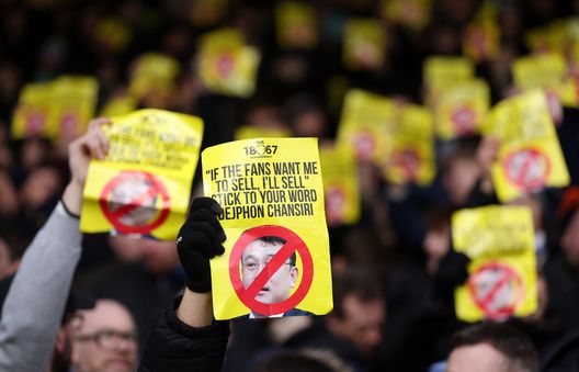 La protesta dei tifosi dello Sheffield Wednesday contro la proprietà. (Foto di George Wood/Getty Images) Sheffield Wednesday, crisi senza fondo e stipendi in ritardo ancora una volta- immagine 2