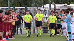 ‘No alla violenza’, l’AS Roma tributa agli arbitri il “pasillo de honor”