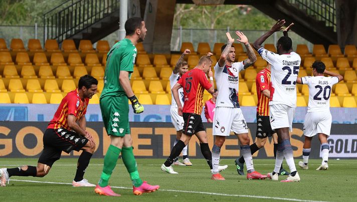 BENEVENTO, ITALY - MAY 16: Simy Nwankwo of F.C. Crotone celebrates after scoring their team's first goal with Pedro Pereira during the Serie A match between Benevento Calcio and FC Crotone at Stadio Ciro Vigorito on May 16, 2021 in Benevento, Italy. Sporting stadiums around Italy remain under strict restrictions due to the Coronavirus Pandemic as Government social distancing laws prohibit fans inside venues resulting in games being played behind closed doors. (Photo by Francesco Pecoraro/Getty Images) Crotone-Benevento, dove vedere la partita in diretta TV e in streaming LIVE - immagine 1