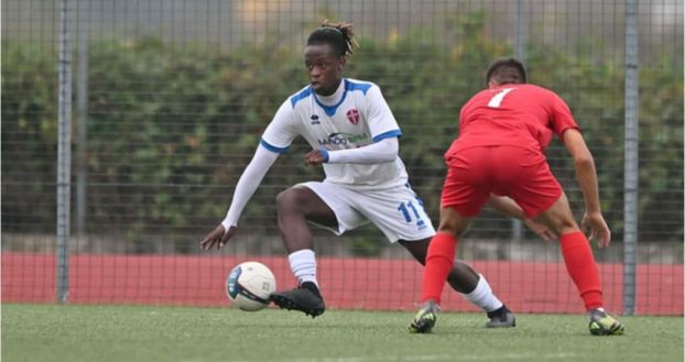 Alan Kean scatta sulla fascia con la maglia del Novara Ph credits Instagram Alan Kean firma con la Nuova Sondrio di Marco Amelia: è il nipote di Moise- immagine 2