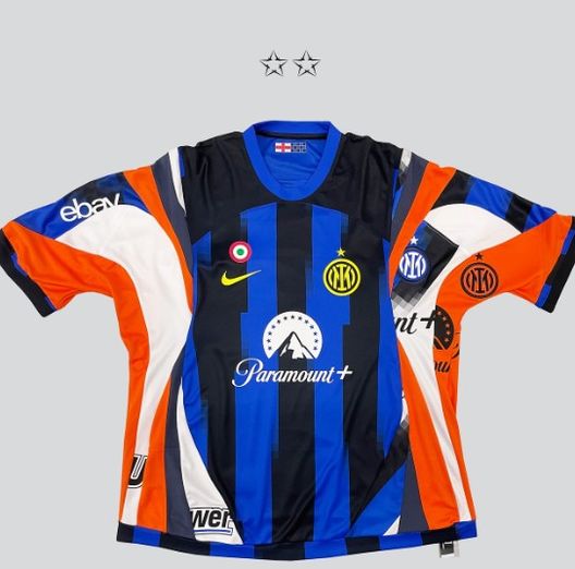 Foto tratta da Instagram Chiara Ferragni in posa a Milano con una maglia speciale dell’Inter- immagine 2