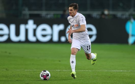 Jonas Hofmann del Borussia Mönchengladbach corre con il pallone durante la partita di Bundesliga tra Borussia Mönchengladbach e Borussia Dortmund al Borussia-Park il 22 gennaio 2021 a Mönchengladbach, Germania. (Foto di Lars Baron/Getty Images) Droni, flessioni e colpi di tacco vietati: le nuove regole di ten Hag al Leverkusen- immagine 3