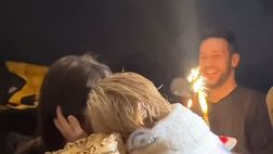 VIDEO/ Wanda Nara e il bacio galeotto con il cantante Paco Amoroso