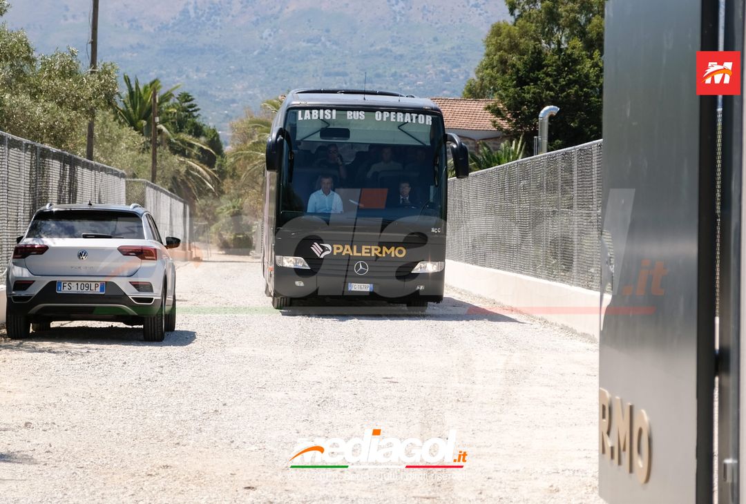 FOTO Bari-Palermo, i Rosanero in partenza dal centro sportivo di Torretta (GALLERY) - immagine 6