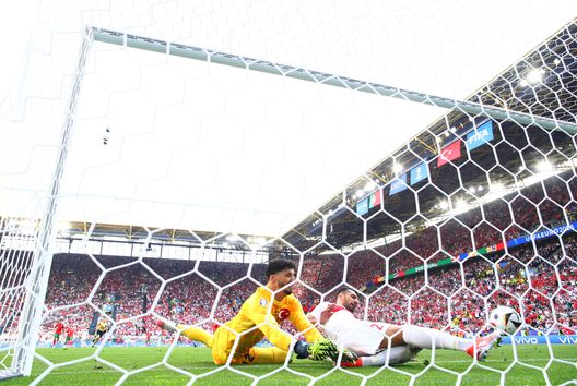 L’Europeo degli autogol, sono già 6: il record nella fase a gironi 3 anni fa, 10- immagine 2