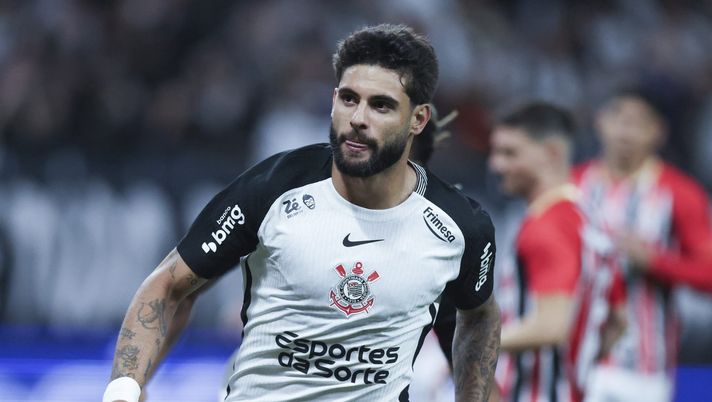 SAO PAULO, BRAZIL - NOVEMBER 20: Yuri Alberto of Corinthians celebrates after scoring the first goal of his team during a Brasileirao 2025 match between Corinthians and Sao Paulo at Neo Quimica Arena on November 20, 2025 in Sao Paulo, Brazil. (Photo by Alexandre Schneider/Getty Images) Calciomercato, la Roma spinge per Yuri Alberto. Su di lui anche Atletico e West Ham - immagine 1