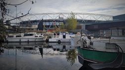 West Ham United: tra le barche attraccate dietro il London Stadium i marinai ricordano Boleyn Ground