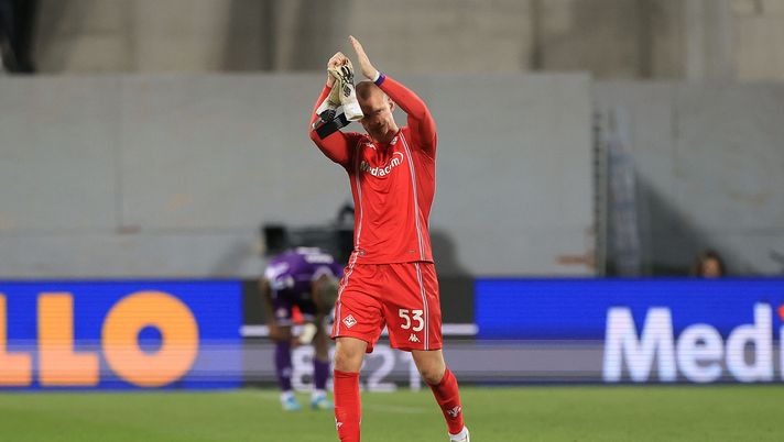 FLORENCE, ITALY - MAY 22: Oliver Christensen goalkeeper of ACF Fiorentina reacts during the Serie A match between ACF Fiorentina and Atalanta BC at Artemio Franchi on May 22, 2026 in Florence, Italy. (Photo by Gabriele Maltinti/Getty Images) Christensen: “Dobbiamo cercare le soluzioni chieste da Grosso, i tifosi mi danno energia” - immagine 1
