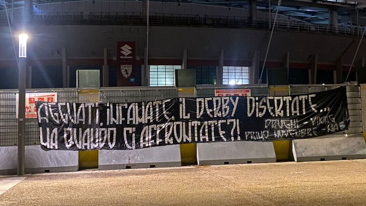 Provocazione juventina pre-derby: nella notte striscioni sotto la Maratona - immagine 1