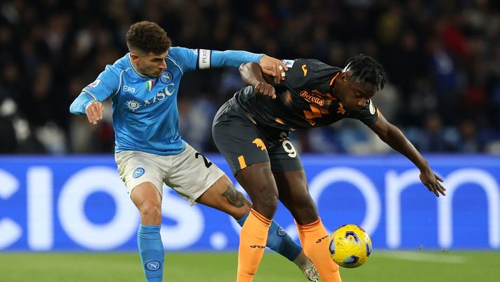 NAPLES, ITALY - MARCH 08: Duvan Zapata of Torino FC battles for possession with Giovanni Di Lorenzo of SSC Napoli during the Serie A TIM match between SSC Napoli and Torino FC - Serie A TIM at Stadio Diego Armando Maradona on March 08, 2024 in Naples, Italy. (Photo by Francesco Pecoraro/Getty Images) Sotto la lente: Napoli-Torino - immagine 1