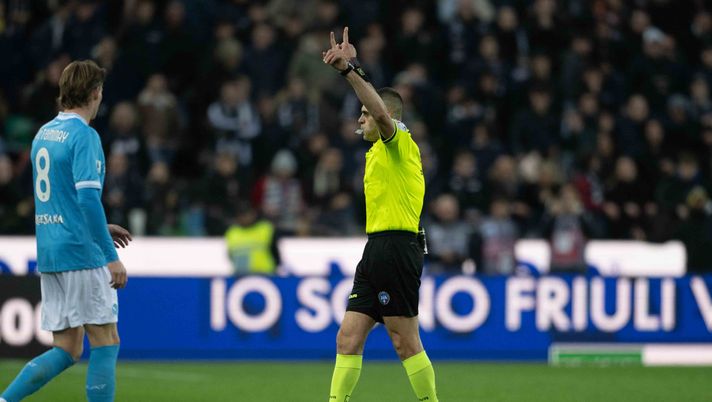 UDINE, ITALY - DECEMBER 14: Goal delayed by referee Simone Sozza during the Serie A match between Udinese Calcio and SSC Napoli at Stadio Friuli on December 14, 2025 in Udine, Italy. (Photo by SSCN Napoli via Getty Images) Udinese-Napoli, la moviola: gara pessima di Sozza, il VAR lo salva su Lobotka – CdS - immagine 1